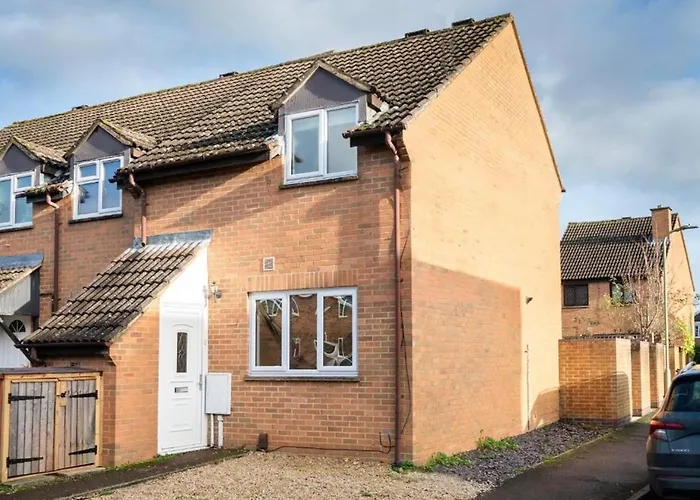 Modern 2 Bed Apt Located Close To Village Centre