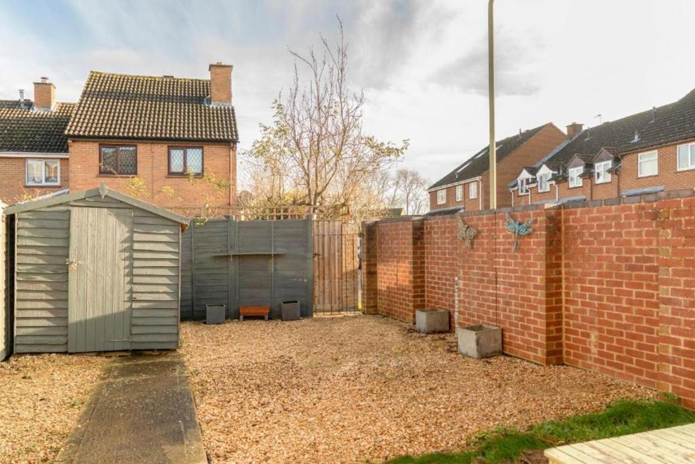 Modern 2 Bed Located Close To Village Centre