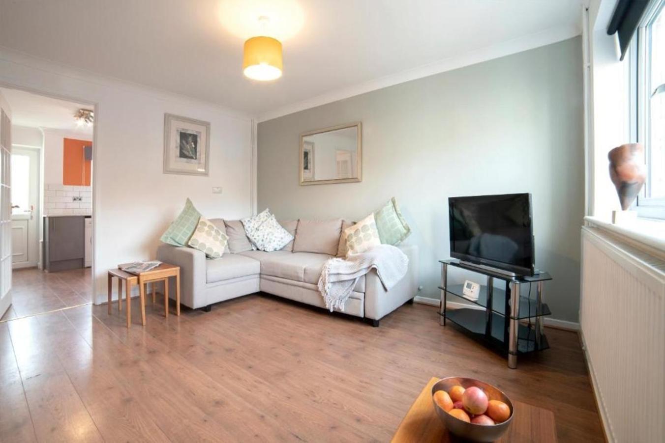 Modern 2 Bed Located Close To Village Centre Holiday home